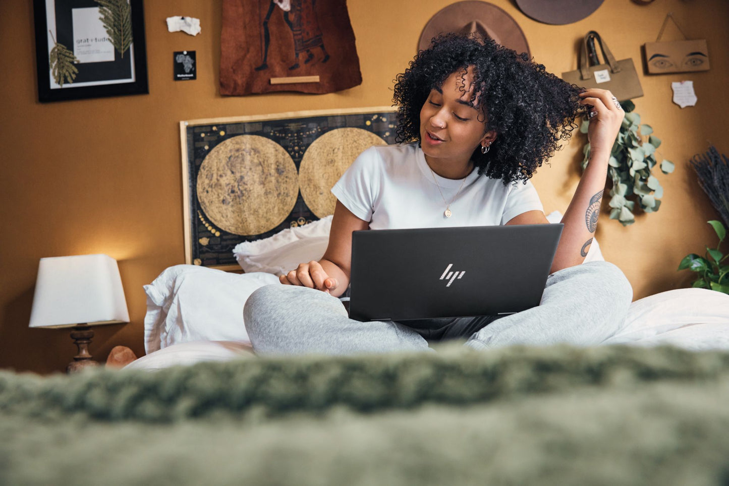 HP ENVY x360 15-ey0502sa Hybrid (2-in-1) 39.6 cm (15.6") Touchscreen Full HD AMD Ryzen™ 7 5825U 16 GB DDR4-SDRAM 512 GB SSD Wi-Fi 6E (802.11ax) Windows 11 Home Black