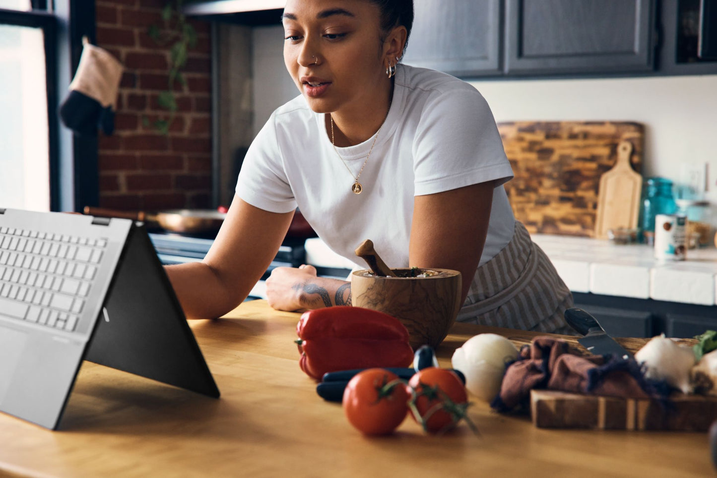 HP ENVY x360 15-ey0501sa Hybrid (2-in-1) 39.6 cm (15.6") Touchscreen Full HD AMD Ryzen™ 5 5625U 8 GB DDR4-SDRAM 512 GB SSD Wi-Fi 6E (802.11ax) Windows 11 Home Black