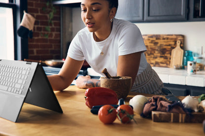 HP ENVY x360 15-ey0501sa Hybrid (2-in-1) 39.6 cm (15.6") Touchscreen Full HD AMD Ryzen™ 5 5625U 8 GB DDR4-SDRAM 512 GB SSD Wi-Fi 6E (802.11ax) Windows 11 Home Black